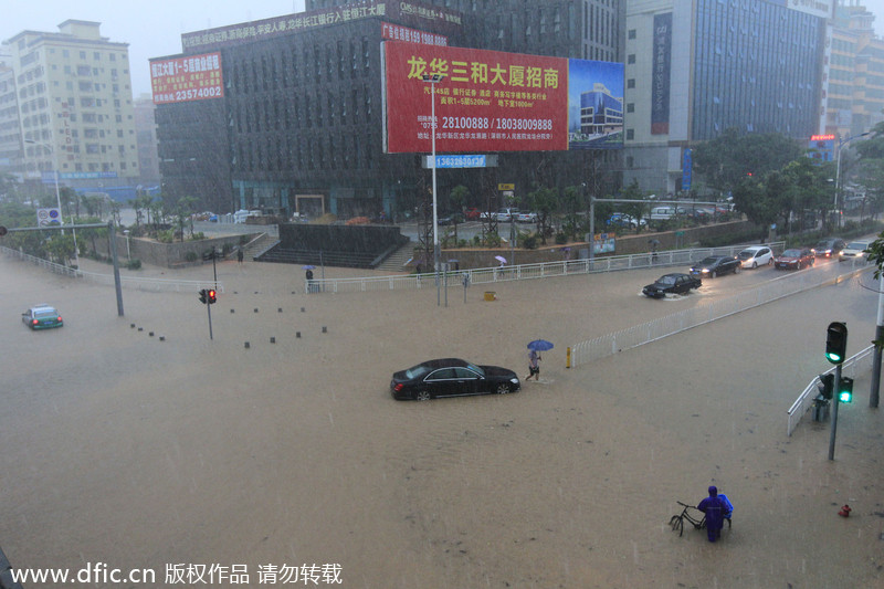 Heavy rain causes flood in South China city