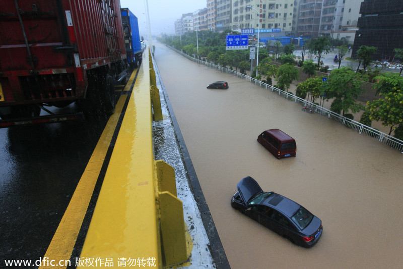 Heavy rain causes flood in South China city