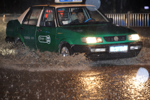 Heavy rain causes flood in South China city