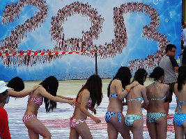 Female sunbathers opt for 'face bikini'