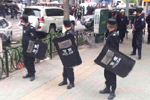 Urumqi customs tighten checks on weapons smuggling