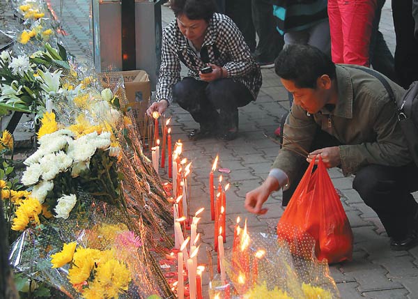 Urumqi residents mourn victims of terrorist attack