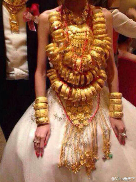 Bride wears 70 gold bracelets in S China