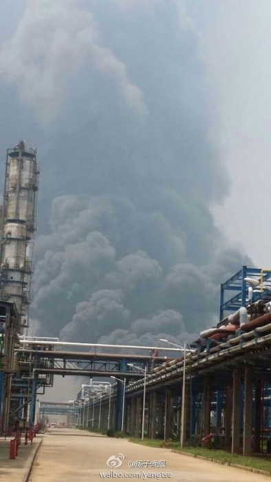 Blast rocks refinery in E China city