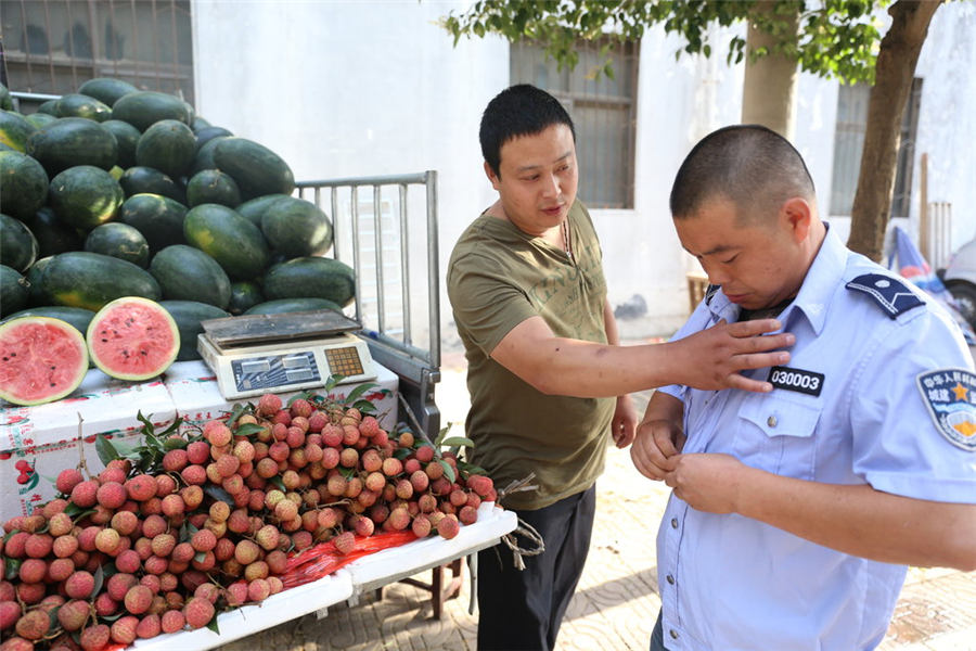 Role swap narrows gap between <EM>chengguan</EM> and hawkers