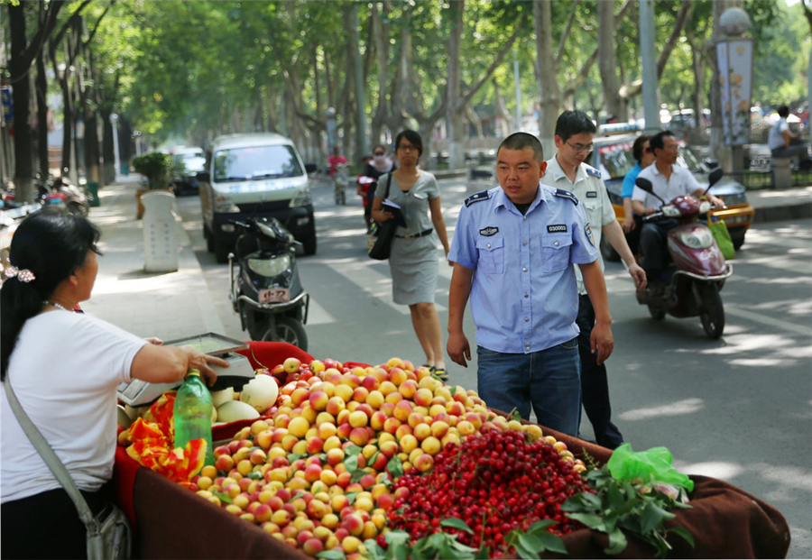 Role swap narrows gap between <EM>chengguan</EM> and hawkers