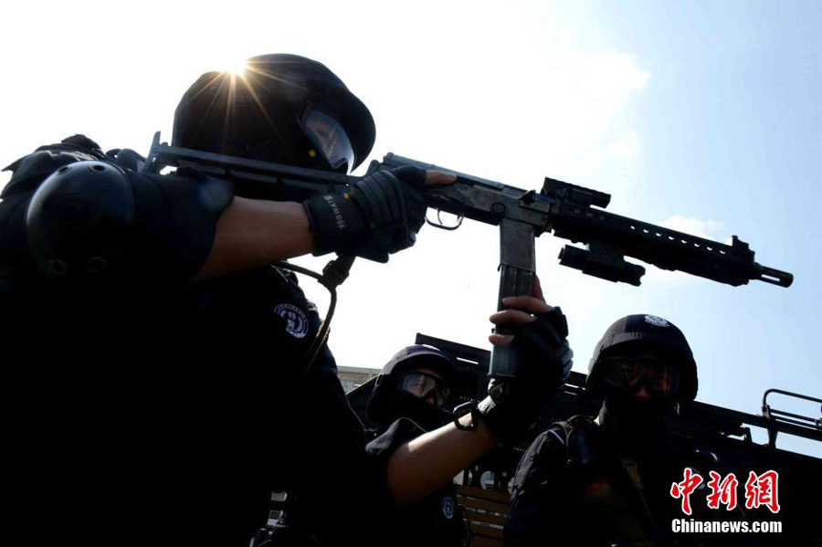 Anti-terror drill held in E China