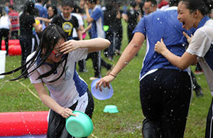 Water-splashing carnival celebrated at HUST in China's Wuhan