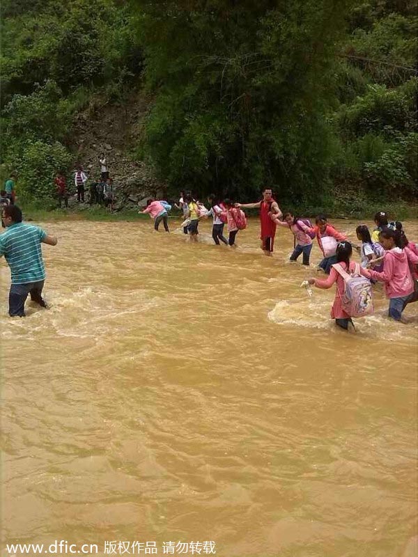 Yunnan teachers carry students across river to school