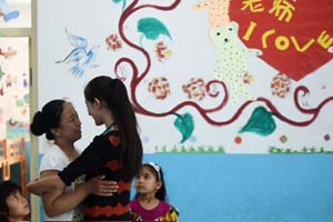 Guangdong parents crowd private school