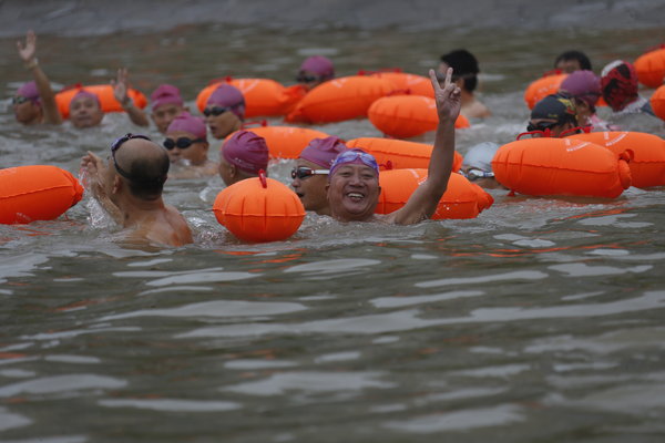 Swimmers cross Yangtze River to honor Chairman Mao