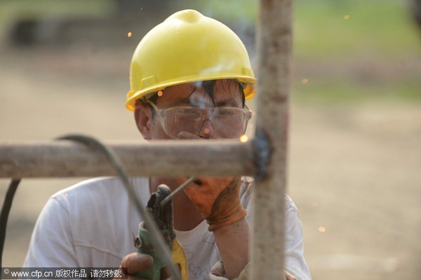 Workers cope with sweltering heat in Jiangsu province