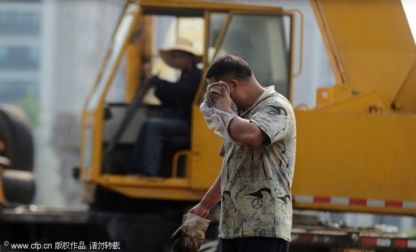 Workers cope with sweltering heat in Jiangsu province