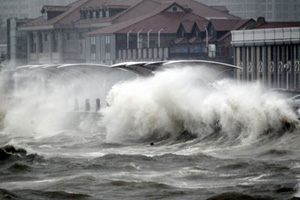 Typhoon Nakri arrives in East China