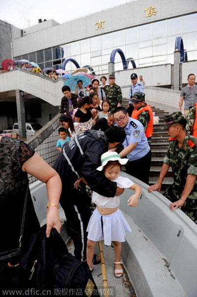 Emergency rescue in flood stricken E China