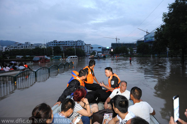 Emergency rescue in flood stricken E China