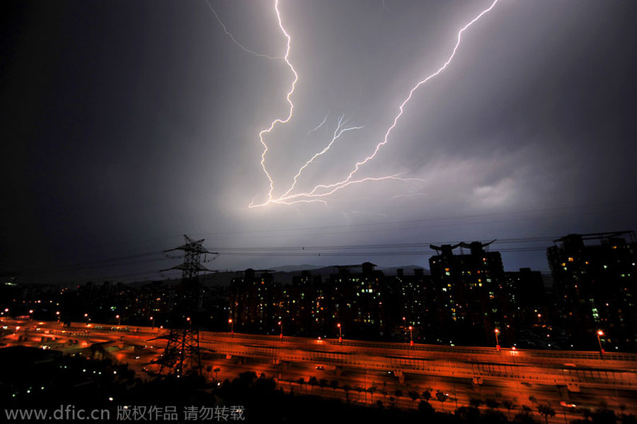 Flash of light enlivens Beijing