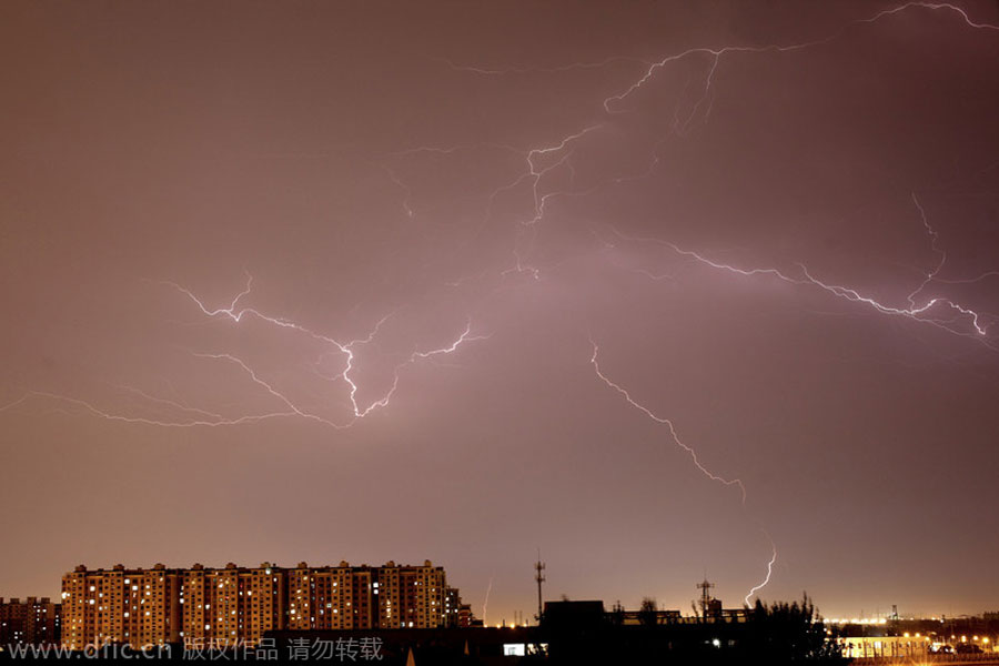 Flash of light enlivens Beijing