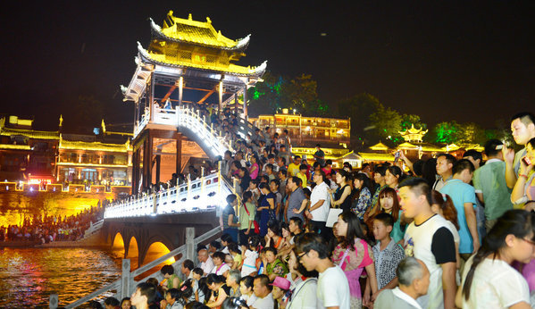 Fenghuang town sees a wave of tourists after floods