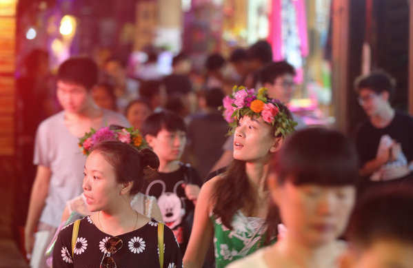 Fenghuang town sees a wave of tourists after floods