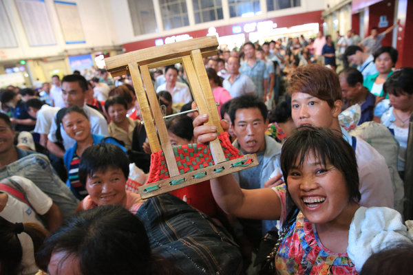 Workers flock to Xinjiang cotton harvest