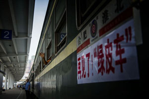 Workers flock to Xinjiang cotton harvest