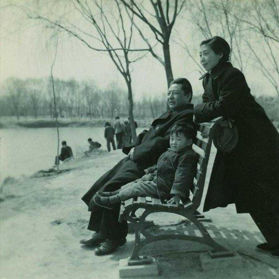 Old photos of Xi Zhongxun published