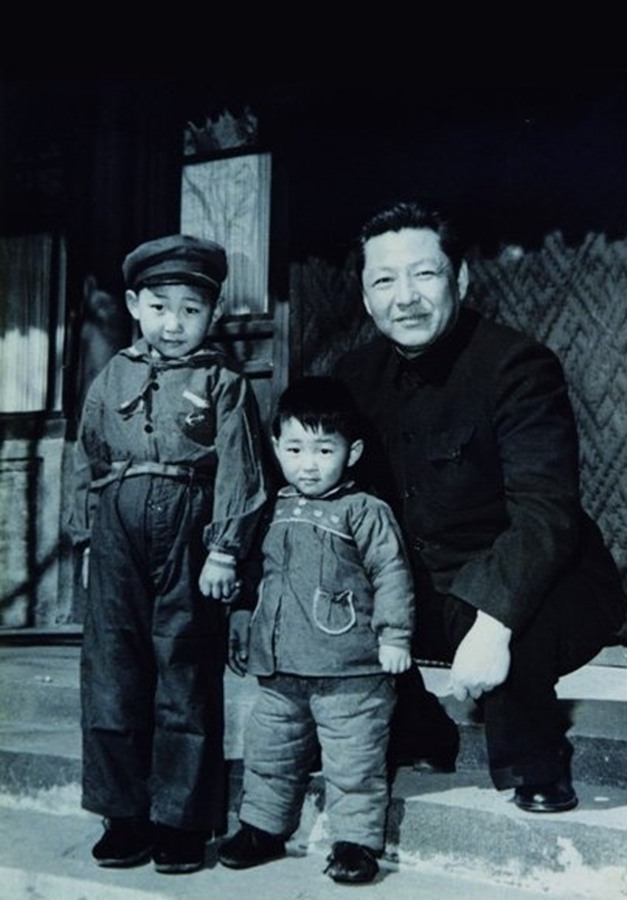 Old photos of Xi Zhongxun published