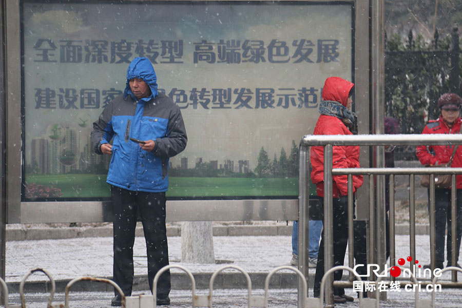 Beijing sees first winter snow amid heavy smog