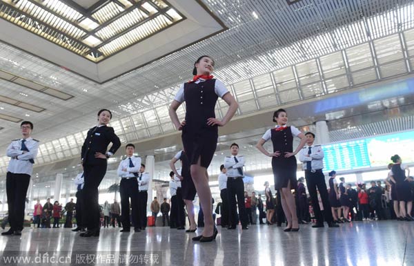 Dances welcome travelers on <EM>Chunyun</EM> journey