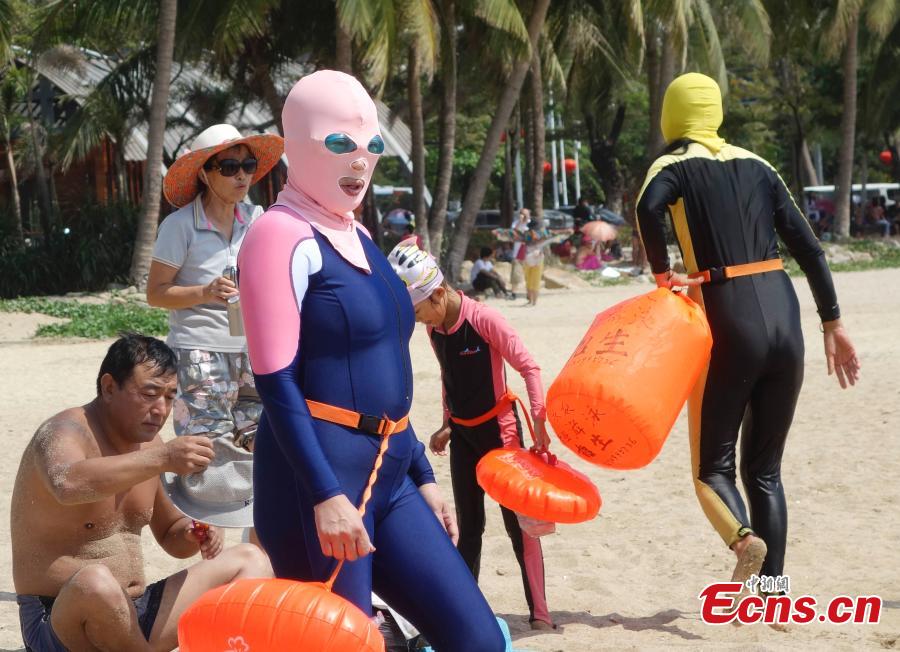 'Face-kini' becomes fashionable at beach in Hainan