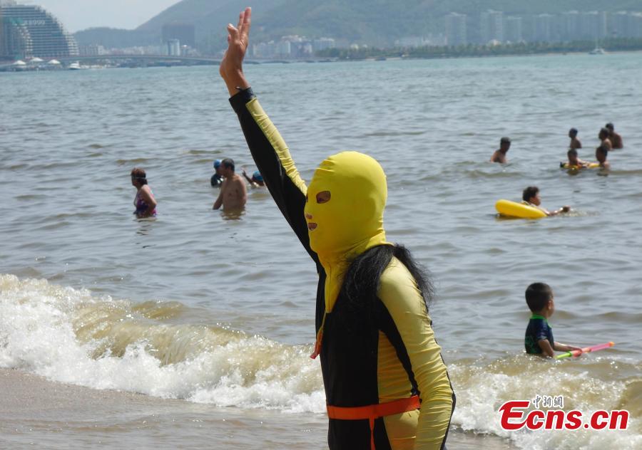 'Face-kini' becomes fashionable at beach in Hainan