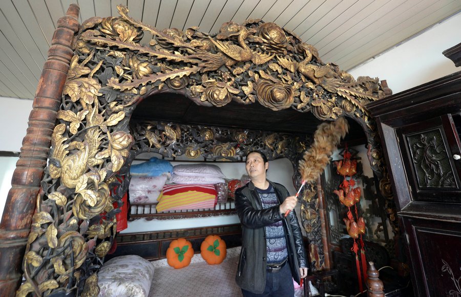 Man collects 150 Ming-and-Qing-dynasty beds