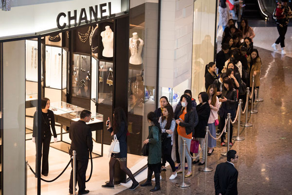 Customers snap up Chanel's products[2]