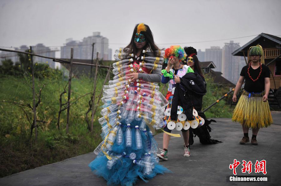 Bizarre fashion show appeals for green life in Chongqing