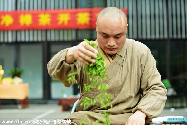 Monks perform tea-picking ritual in Hangzhou