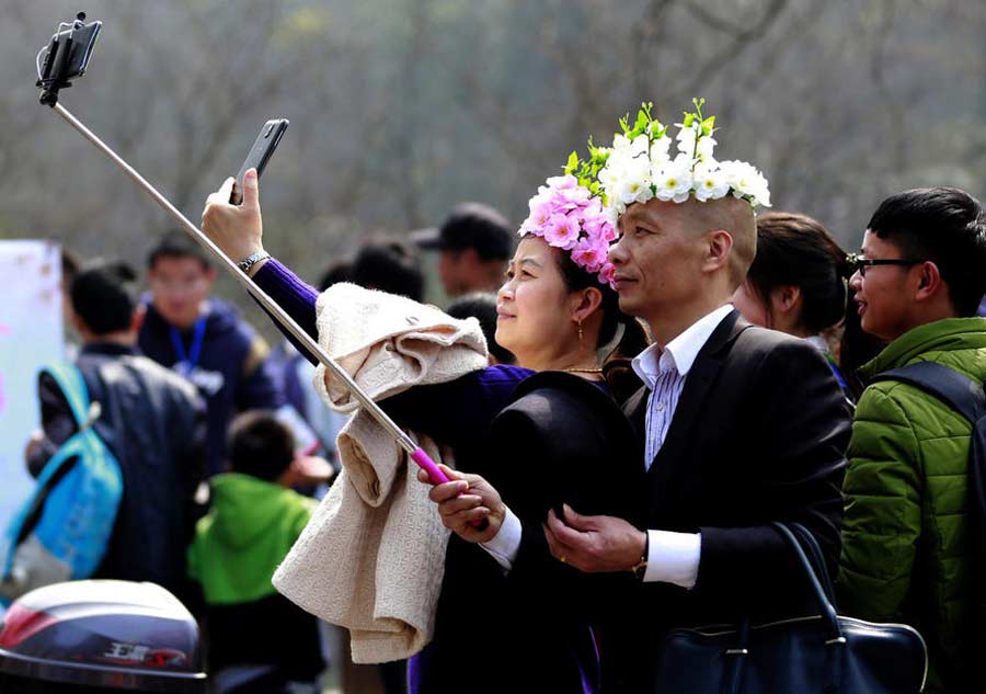 Visitors crowd university to view cherry blossom