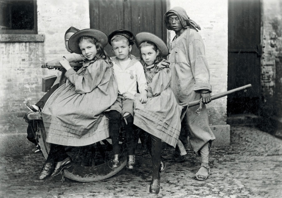 China in the 1890s through British photographer's lens[2]