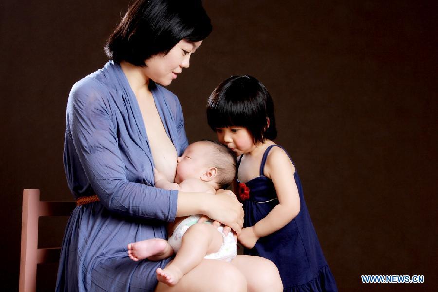 Японская мама и ее сын. Китайская грудное вскармливание. Грудное вскармливание в Японии. Мама на китайском. Грудное вскармливания азияты.