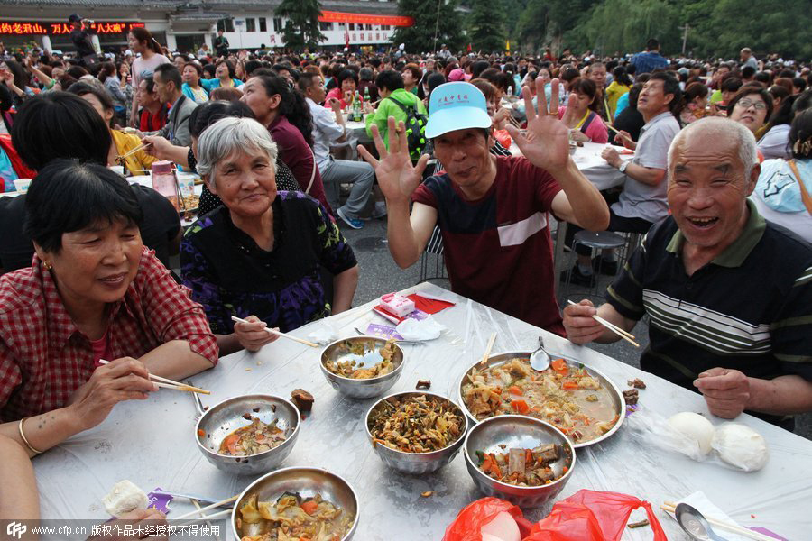 Six thousand people enjoy local feast in Luoyang