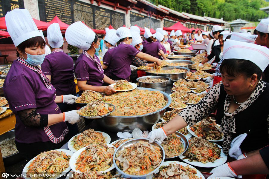Six thousand people enjoy local feast in Luoyang