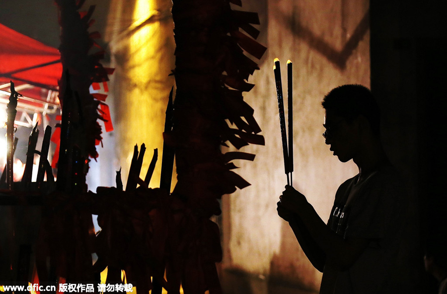 <EM>Gaokao</EM> countdown begins with incense and prayers