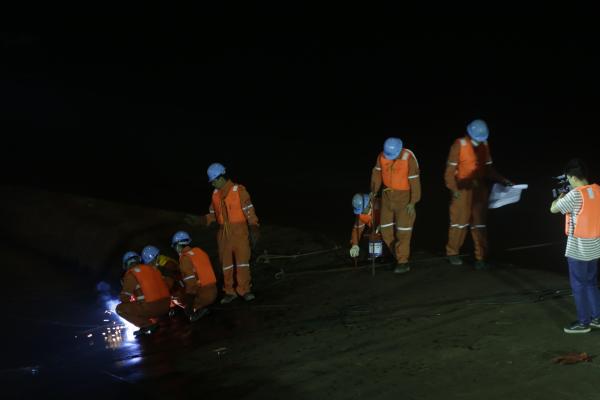 Rescuers begin to cut capsized ship in search for survivors