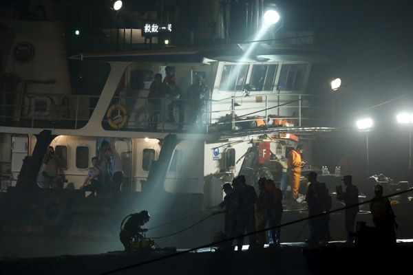 Rescuers fight bad weather at night