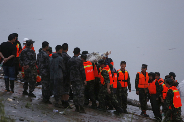 Rescuers fight bad weather at night