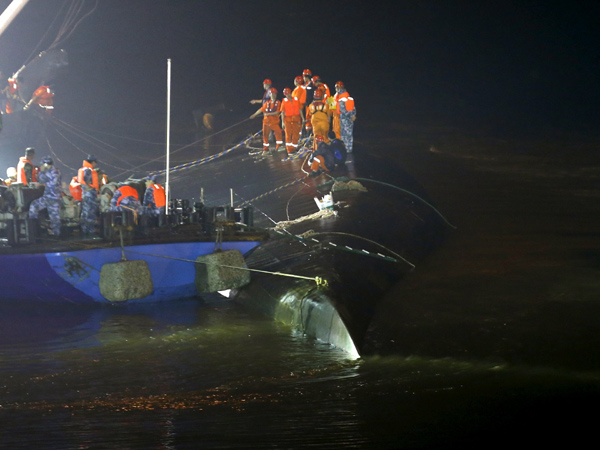 Rescuers fight bad weather at night