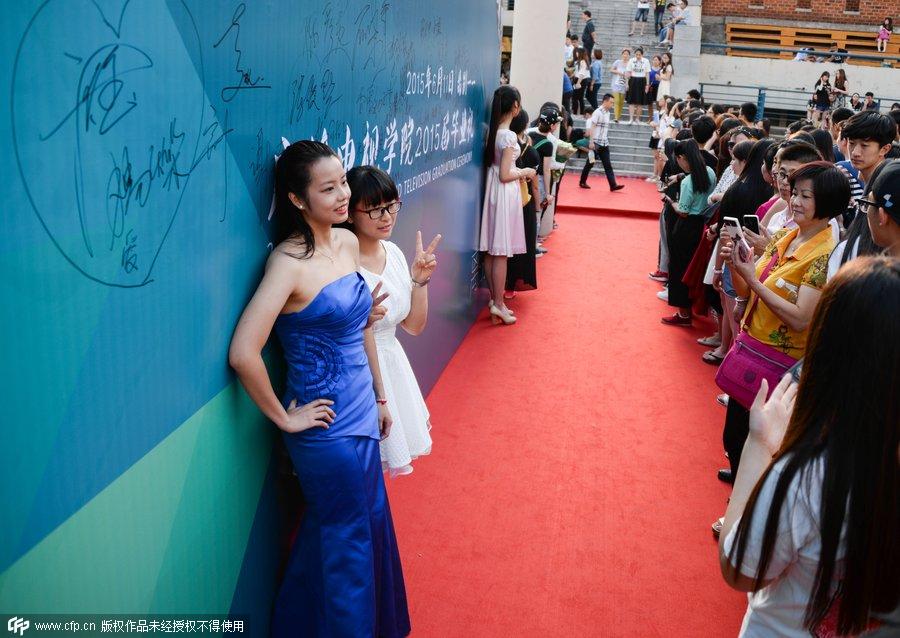 Students shine on red carpet at graduation party in Nanjing