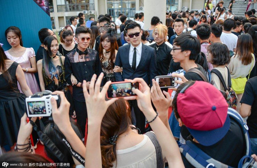 Students shine on red carpet at graduation party in Nanjing