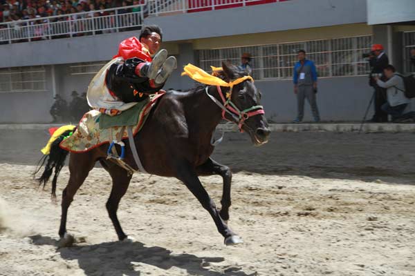 Traditional horse racing competition held in SW China