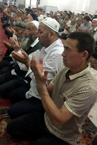 Muslims pack mosque to pray